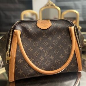 LOUIS VUITTON
MONOGRAM CANVAS MARAIS MM